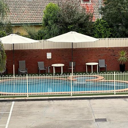 Courtyard Motor Inn シェパートン エクステリア 写真